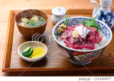 クジラのお刺身丼　ミンク鯨の生肉使用　とれたて生（未冷凍）郷土料理　和歌山県・太地町 114180977