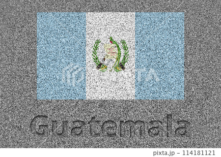 石板の上に描かれたグアテマラの国旗と、掘ったような「Guatemala」の文字 114181121