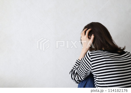 頭を抱える女性 ストレスイメージ 頭を抱える女性 ストレスイメージ 114182176