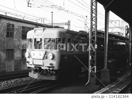 東京駅を出発する153系の急行東海号 114182364