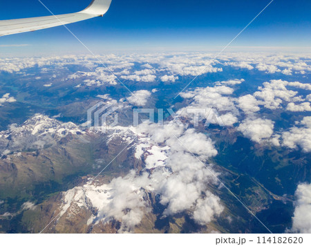 飛行機から見下ろす雪に覆われた山塊（イタリア、南チロル、ステルヴィオ国立公園上空） 114182620