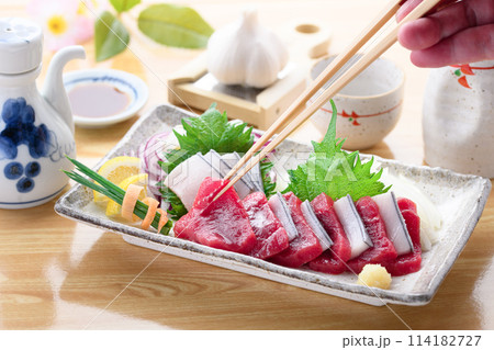 ミンク鯨の赤身と本皮のお刺身盛り合わせ（未冷凍）郷土料理　和歌山県・太地町 114182727