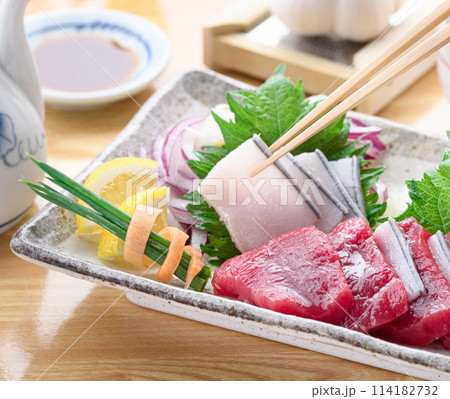 ミンク鯨の赤身と本皮のお刺身盛り合わせ（未冷凍）郷土料理　和歌山県・太地町 114182732