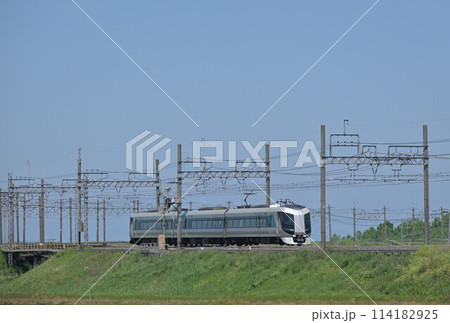 田園地帯の築堤を走る東武日光線、特急車両、リバティ 田園地帯の築堤を走る東武日光線、特急車両、リバティ 114182925