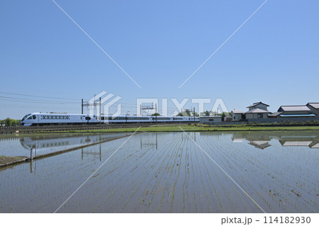 田植えが終わった田園地帯をゆく東武特急SPACIA X 114182930