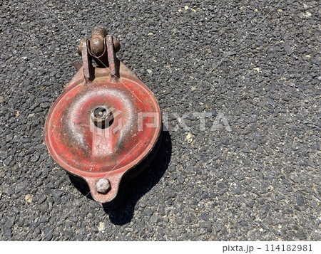 錆びたシャックル式滑車 114182981