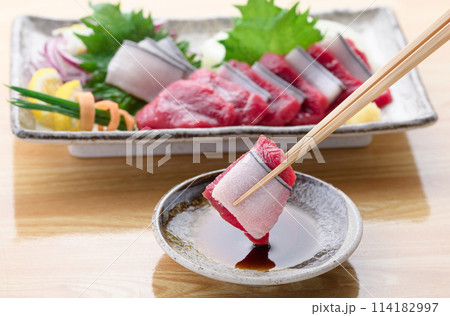 ミンク鯨の赤身と本皮のお刺身をお醤油につける ミンク鯨の赤身と本皮のお刺身をお醤油につける 114182997