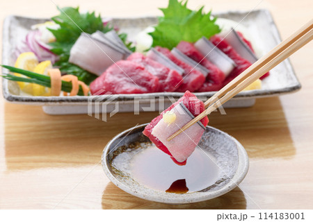 ミンク鯨の赤身と本皮のお刺身をお醤油につける 114183001