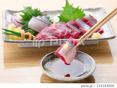 ミンク鯨の赤身と本皮のお刺身をお醤油につける ミンク鯨の赤身と本皮のお刺身をお醤油につける 114183008