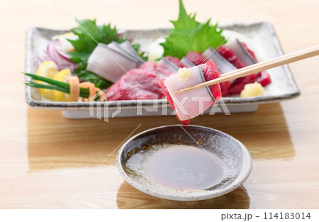 ミンク鯨の赤身と本皮のお刺身をお醤油につける ミンク鯨の赤身と本皮のお刺身をお醤油につける 114183014
