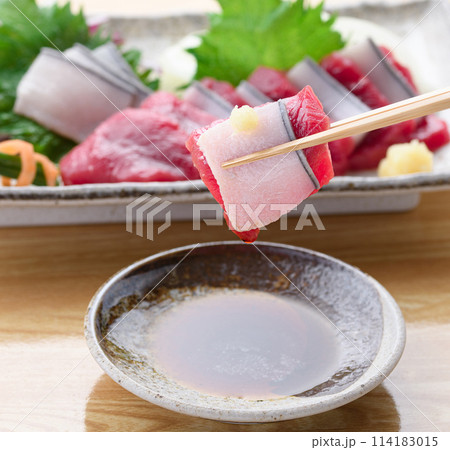 ミンク鯨の赤身と本皮のお刺身をお醤油につける ミンク鯨の赤身と本皮のお刺身をお醤油につける 114183015