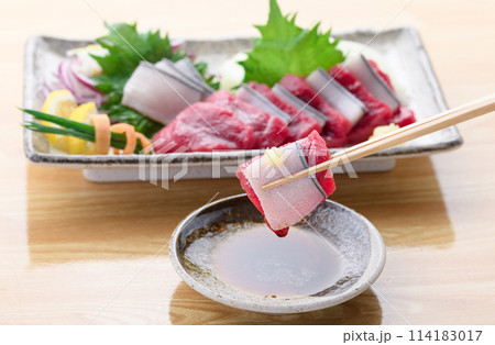 ミンク鯨の赤身と本皮のお刺身をお醤油につける ミンク鯨の赤身と本皮のお刺身をお醤油につける 114183017