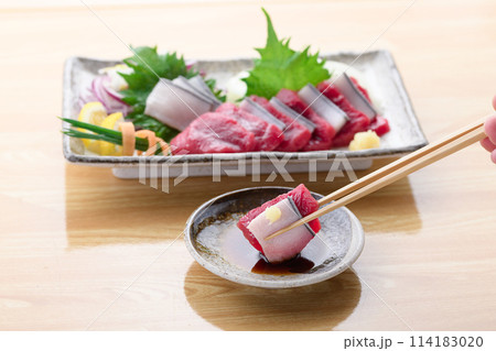 ミンク鯨の赤身と本皮のお刺身をお醤油につける ミンク鯨の赤身と本皮のお刺身をお醤油につける 114183020