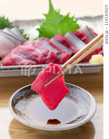 ミンク鯨の赤身と本皮のお刺身をお醤油につける ミンク鯨の赤身と本皮のお刺身をお醤油につける 114183025