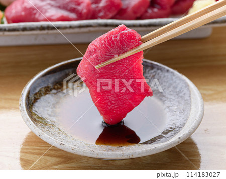 ミンク鯨の赤身と本皮のお刺身をお醤油につける ミンク鯨の赤身と本皮のお刺身をお醤油につける 114183027