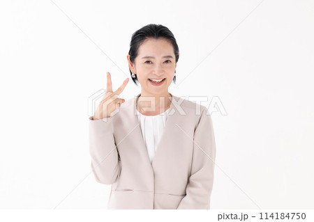 ミドル女性　ビジネス　ピース 114184750