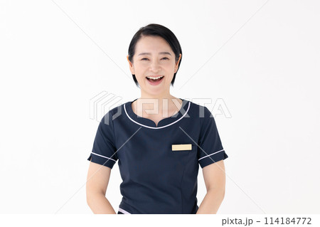 ミドル女性　エステティシャン　制服 114184772