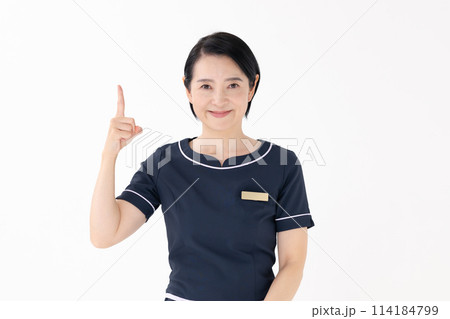 ミドル女性　エステティシャン　制服　指差し 114184799