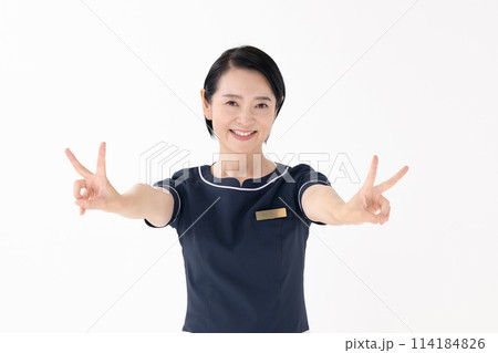 ミドル女性 エステティシャン 制服 ピース ミドル女性 エステティシャン 制服 ピース 114184826