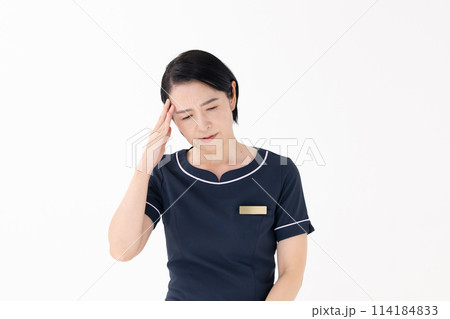 ミドル女性　エステティシャン　制服　頭痛 114184833