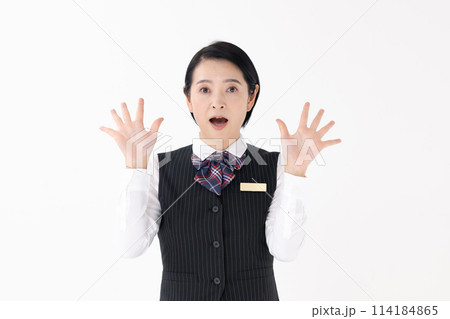 ミドル女性　制服　驚く 114184865