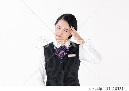 ミドル女性　制服　悩む 114185214