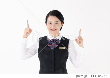 ミドル女性 制服 指差し ミドル女性 制服 指差し 114185232