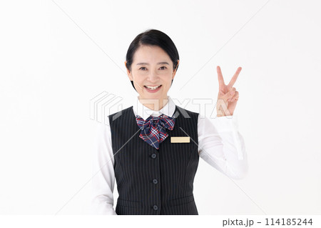 ミドル女性　制服　ピース 114185244