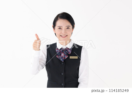 ミドル女性　制服　サムズアップ 114185249