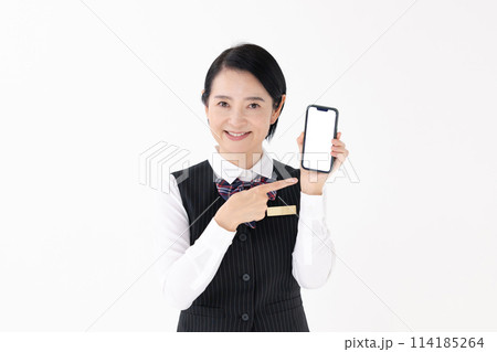 ミドル女性　制服　スマホ 114185264