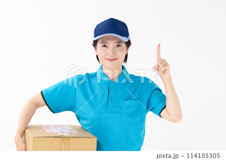ミドル女性　ユニホーム　宅配　指差し 114185305