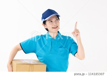 ミドル女性　ユニホーム　宅配　指差し 114185307