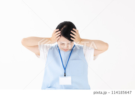ミドル女性　ヘルパー　保育　頭痛 114185647
