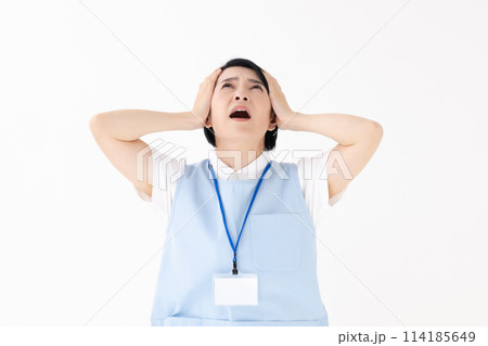 ミドル女性 ヘルパー 保育 頭痛 ミドル女性 ヘルパー 保育 頭痛 114185649