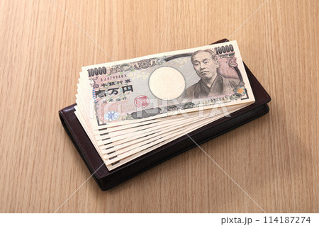 紙幣と財布 114187274