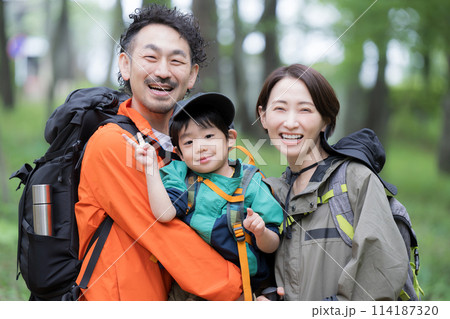 登山やハイキング、トレッキングなどアウトドアで冒険を楽しむ家族 カメラ目線の笑顔 114187320