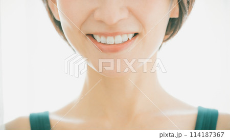40代女性の白い歯 40代女性の白い歯 114187367