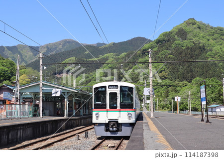 秩父鉄道 三峰口駅に停車する列車 114187398