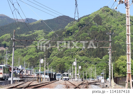 秩父鉄道 三峰口駅に停車する列車 秩父鉄道 三峰口駅に停車する列車 114187418