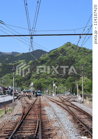 秩父鉄道 三峰口駅に停車する列車 114187420