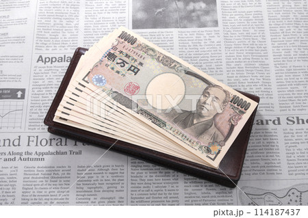 紙幣と英字新聞 114187437