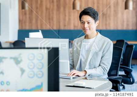 オフィスで働くビジネスマン 114187491