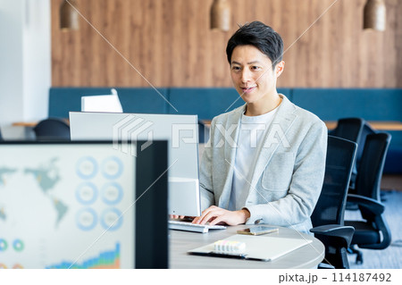 オフィスで働くビジネスマン 114187492