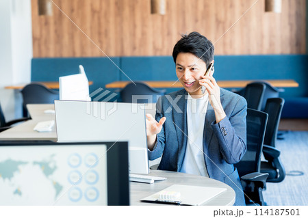 オフィスで働くビジネスパーソン 114187501