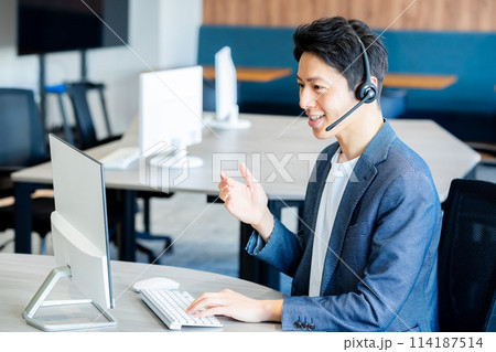 オフィスで働く男性のオペレーター 114187514