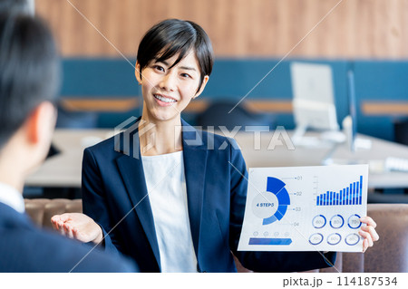 オフィスで商談するビジネスウーマン オフィスで商談するビジネスウーマン 114187534