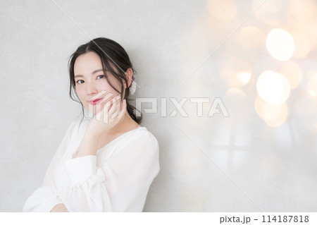 前ボケのキラキラがラグジュアリーな美しい考えるポーズの美容とビューティーに使いやすい美しい女性　カメ 114187818