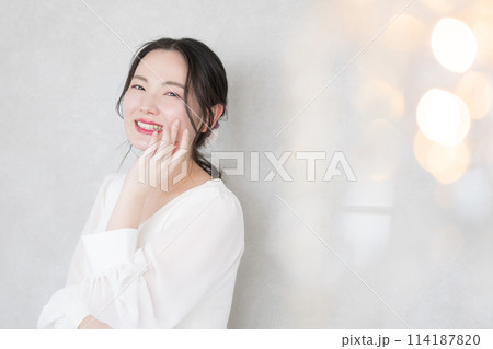 前ボケのキラキラがラグジュアリーな美しい考えるポーズ　美容とビューティーに　美しい女性　カメラ目線 114187820