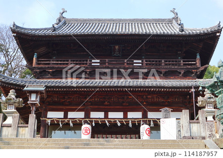 階段を上った先の神社の大きな社殿 階段を上った先の神社の大きな社殿 114187957