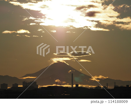 輝く夕空に浮かび上がる富士山のシルエット 輝く夕空に浮かび上がる富士山のシルエット 114188009